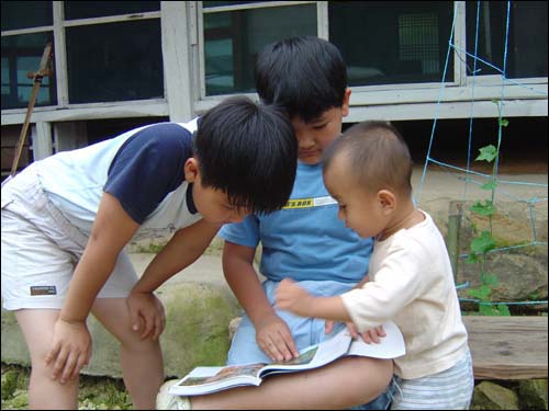 우리집 아이들, 인효 인상이에게 바싹 다가가 뭔가 참견하는 영주 